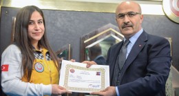 ADANA’DA SAĞLIKÇI ÇORABINI ÇIKARIP HASTASINA GİYDİRDİ