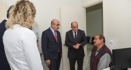 VALİ DEMİRTAŞ, DEPREMZEDE YALÇIN KARATAŞ’I HASTANEDE ZİYARET ETTİ