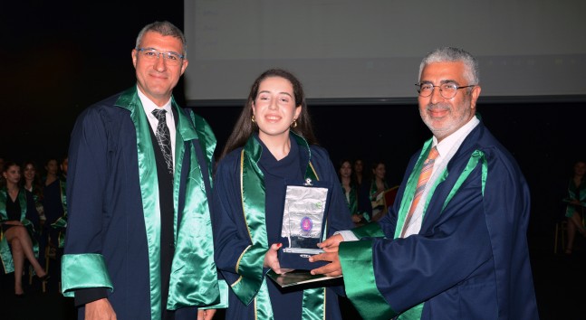 ÇÜ’ DE  DİŞ  HEKİMLERİ MEZUN OLDU