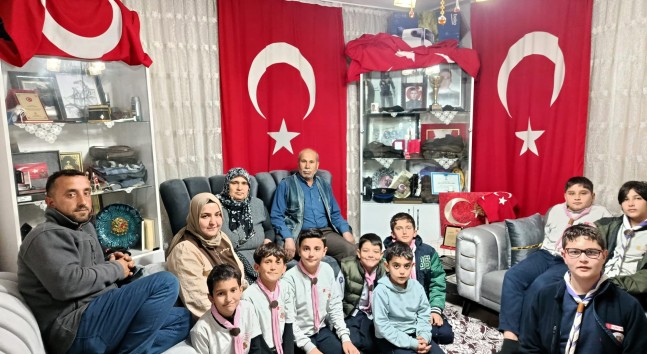 SARIÇAM’DA VEFA SOFRASI: İZCİLER ŞEHİT AİLESİNİN KONUĞU OLDU