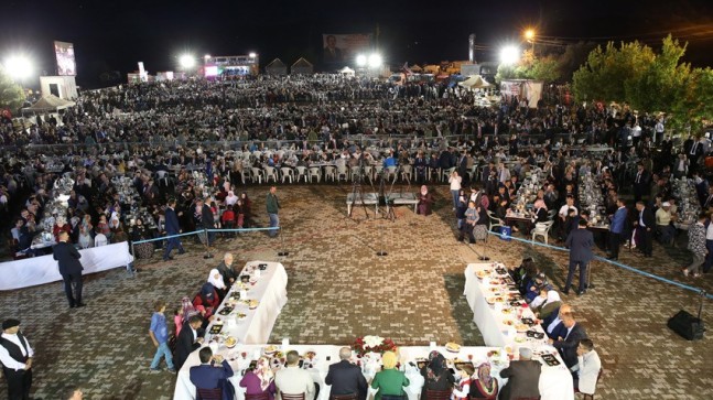 Erdoğan, Kahramankazan ilçesi Ahi Köyü’nde 49 mahalleden gelen çiftçiler ve aileleriyle iftar programında bir araya geldi.