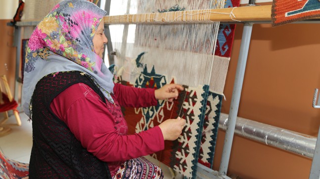 ADANALI BAYANLAR İLMEK İLMEK DOKUYORLAR