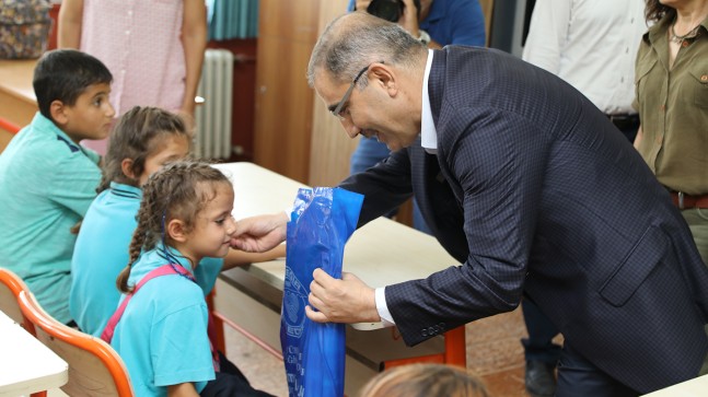 Okulun İlk Günü Öğrencilere Kırtasiye Sürprizi