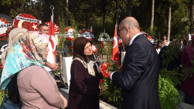 Demirtaş’tan Şehitlik Ziyareti