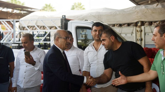 Vali Demirtaş, Yaş Sebze ve Meyve Hali Esnafını Ziyaret Etti