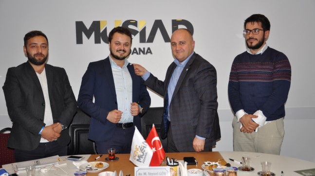 SİGARAYI BIRAKANLARA ROZET TAKILDI