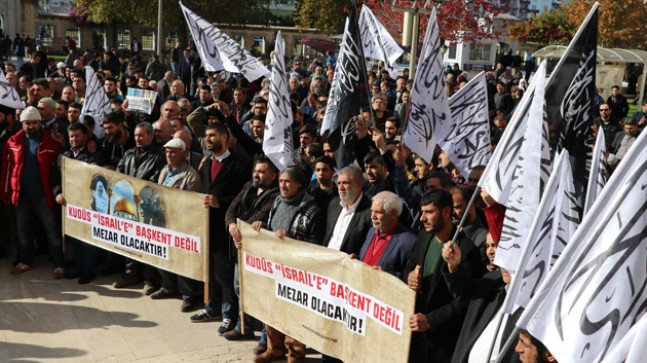 Trump, Cuma Namazı Çıkışı Protesto Edildi!