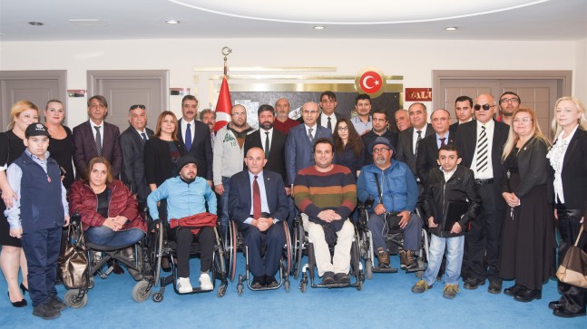 Engelli Dernekleri Yöneticileri İle Üyeleri Vali Mahmut Demirtaş’ı Ziyaret Etti