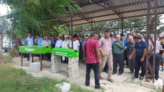 TRAFİK KAZASINDA VEFAT EDEN BABA OĞUL SON YOLCULUĞUNA GÖZ YAŞLARI İÇİNDE UĞURLADI.