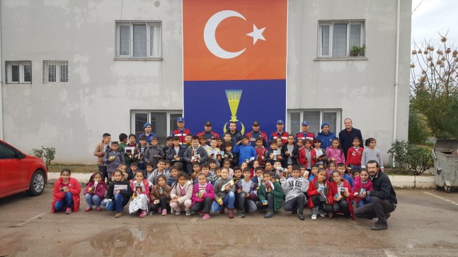 JANDARMA VE ÖĞRENCİLER