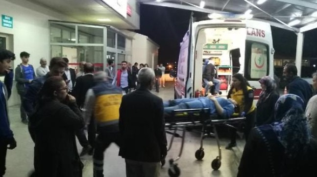 ADANA KOZAN YOLUNDA KAZA, 1 ÖLÜ 13 YARALI