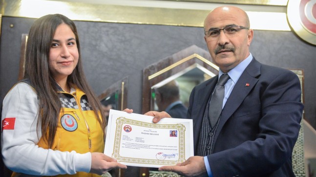 ADANA’DA SAĞLIKÇI ÇORABINI ÇIKARIP HASTASINA GİYDİRDİ