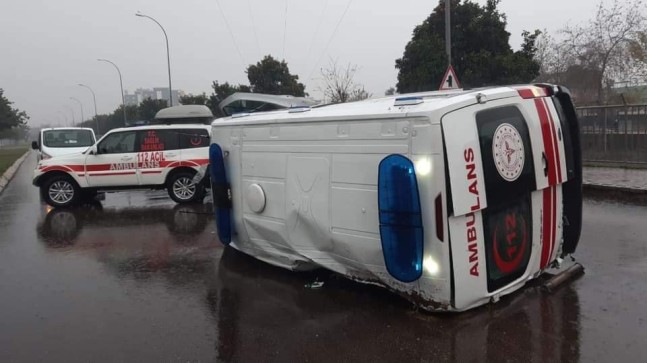 İŞ DÖNÜŞÜNDE AMBULANS KAZA YAPTI