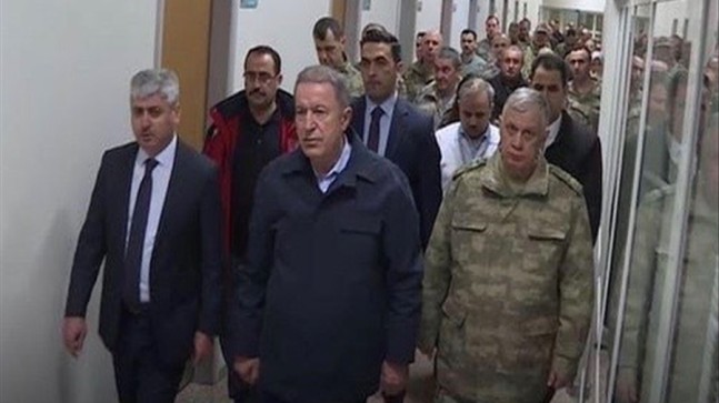 BAKAN VE KOMUTANLAR YARALILARIN YANINDA