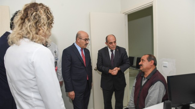 VALİ DEMİRTAŞ, DEPREMZEDE YALÇIN KARATAŞ’I HASTANEDE ZİYARET ETTİ