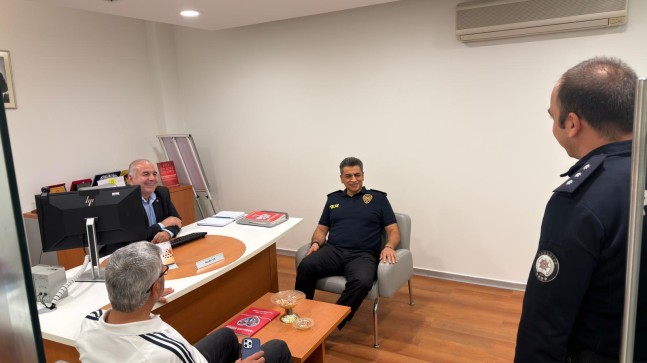 EMNİYET MÜDÜRÜNDEN GÜVENLİK GÖREVLİSİNE PLAKET