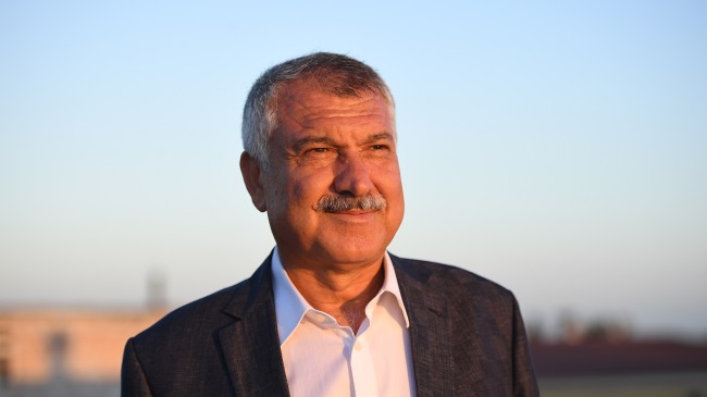 Öğretmen,Etrafını Aydınlatarak Karanlıklara Meydan Okur