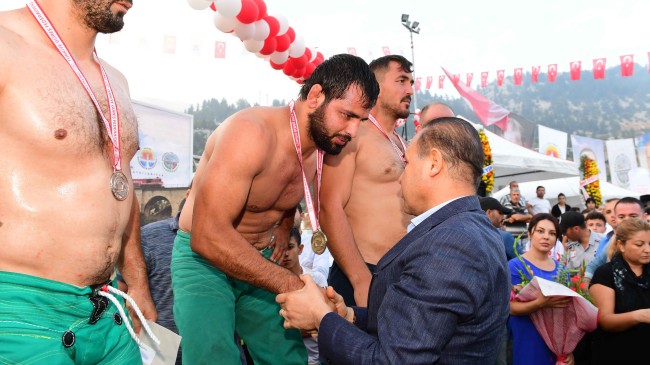 BİR KİLOLUK ALTIN KEMERİ TAKTI 