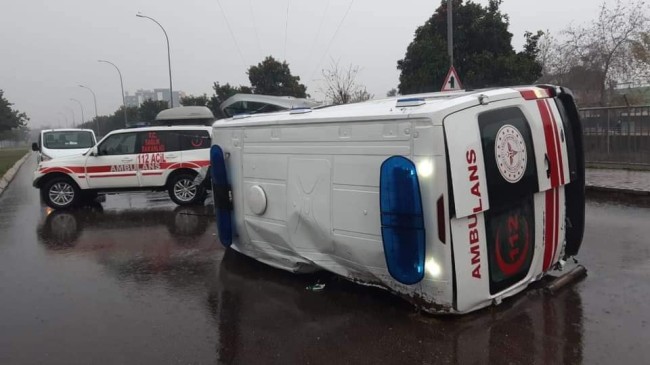 İŞ DÖNÜŞÜNDE AMBULANS KAZA YAPTI