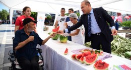 ÜRETİCİYE DESTEK İÇİN VATANDAŞA KARPUZ İKRAMI .