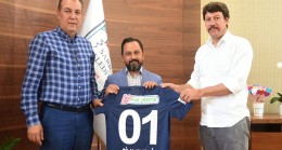 Adana Demirspor Kulübü Başkanı Mehmet Gökoğlu  Sarıçam Belediye Başkanı Bilal Uludağ’ı makamında ziyaret etti.