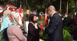 Demirtaş’tan Şehitlik Ziyareti