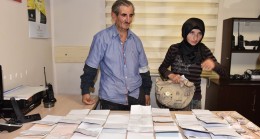 ENGELLİ KIZIYLA BİRLİKTE DİLENİYORDU