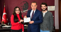 BAĞIŞIN DEKONTUNU BAŞKAN SÖZLÜ’YE TAKDİM ETTİLER