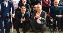 DİZ KIRARAK İZLEDİ