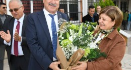 BAŞKAN KARALAR’DAN EŞİNE ÇİÇEK TAKDİMİ