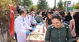 ÖĞRENCİYE REKTÖRDEN YEMEK SERVİSİ