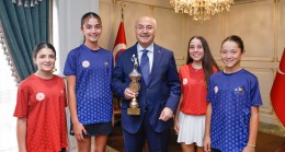 VALİ KÖŞGER, ANADOLU YILDIZLAR LİGİ TENİS TÜRKİYE ŞAMPİYONASI’NDA DERECE YAPAN SPORCULARIMIZI KABUL ETTİ