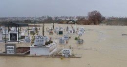 MEZARLAR SULAR ALTINDA KALDI