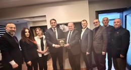 ÇGC’DEN AK PARTİ YEREL YÖNETİMLER BAŞKAN YARDIMCISI   TOPRAK’A PLAKET