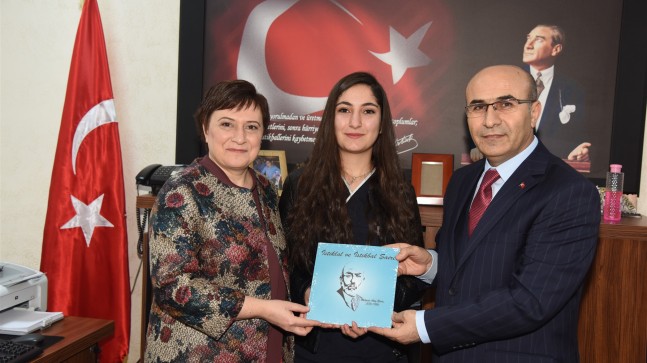 Adana Birincisi Öğrenci Lütfiye Çevik’e Kitapçık Hediye Edildi