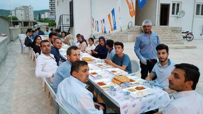 Ak Parti Kozan Gençlik Kolları İftar Yemeğinde