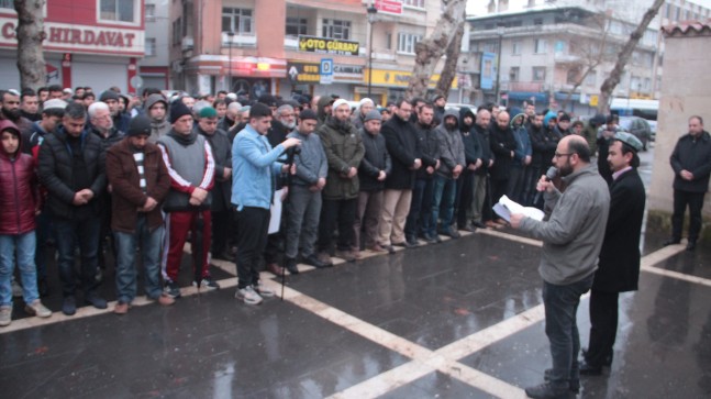 DOĞU TÜRKİSTANLI ŞEHİTLER İÇİN GIYABİ CENAZE NAMAZI KILDILAR