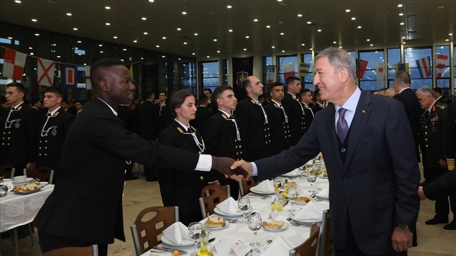 BAKAN AKAR, ÖĞRENCİLERLE İFTARDA