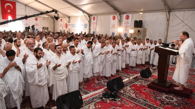 BAŞKAN ERBAŞ, ARAFAT’TA VAKFA DUASI YAPTI