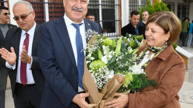 BAŞKAN KARALAR’DAN EŞİNE ÇİÇEK TAKDİMİ