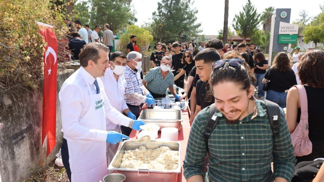 ÖĞRENCİYE REKTÖRDEN YEMEK SERVİSİ
