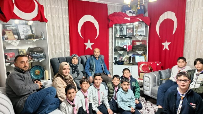 SARIÇAM’DA VEFA SOFRASI: İZCİLER ŞEHİT AİLESİNİN KONUĞU OLDU