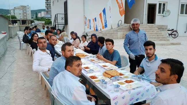 Ak Parti Kozan Gençlik Kolları İftar Yemeğinde