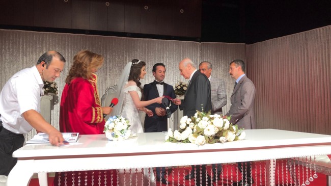 BAHÇELİ, CÜZDANI GELİNE VERDİ