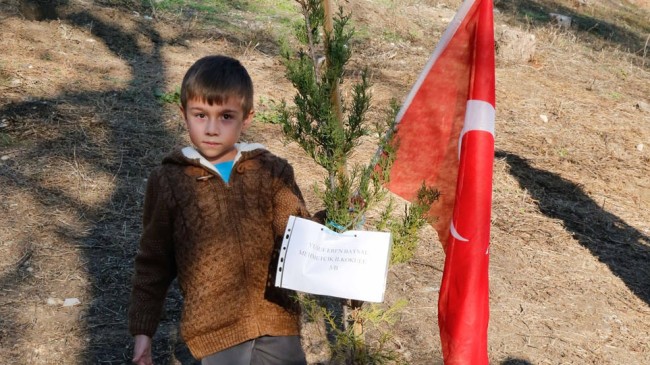 Öğrenciler Ceyhan’ın Kıyılarını Ağaçlandırıyor