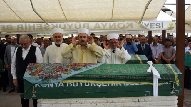 MÜFTÜ GÜLER AĞLAYARAK KIZININ NAMAZINI KILDIRDI