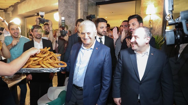 BAKAN VARANK’A SİMİTLİ SÜPRİZ