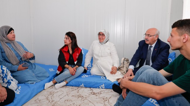 VALİ YAVUZ SELİM KÖŞGER VE EŞİ HANIMEFENDİ FATMA KÖŞGER GAZZE’DEN GELEN FİLİSTİNLİ AİLELERİ ZİYARET ETTİ