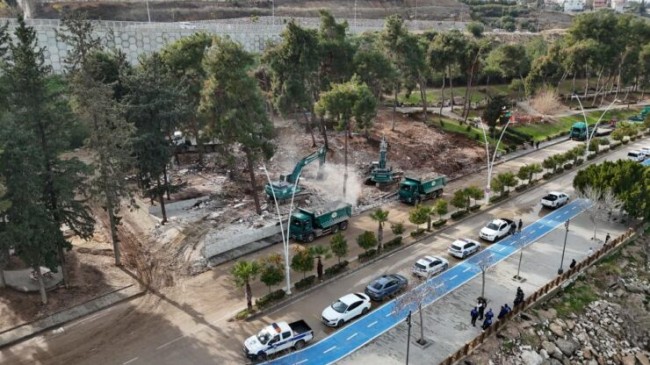 ADANA’DA KAÇAK YAPILAR YIKILIYOR