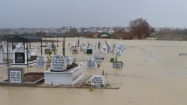 MEZARLAR SULAR ALTINDA KALDI